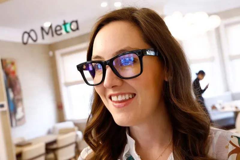 امرأة ترتدي نظارات ذكية مبتكرة في مكتب ميتا، تعكس التوجهات الجديدة في التكنولوجيا ووسائل التواصل الاجتماعي.