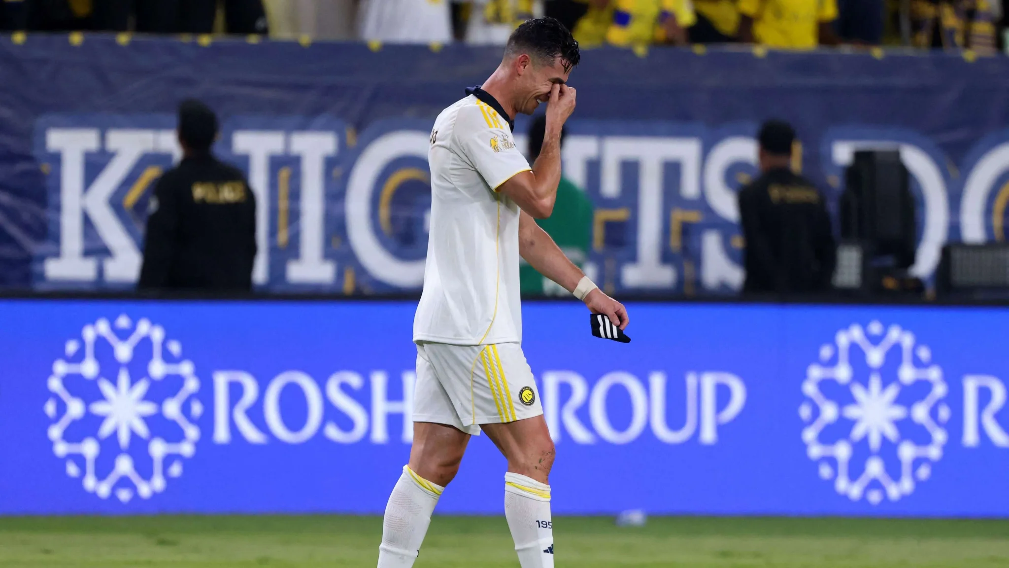 لاعب النصر السعودي يبدو متأثراً وسط أجواء توتر مالي وأزمة النادي التي تهدد مستقبل مشروع رونالدو الرياضي.