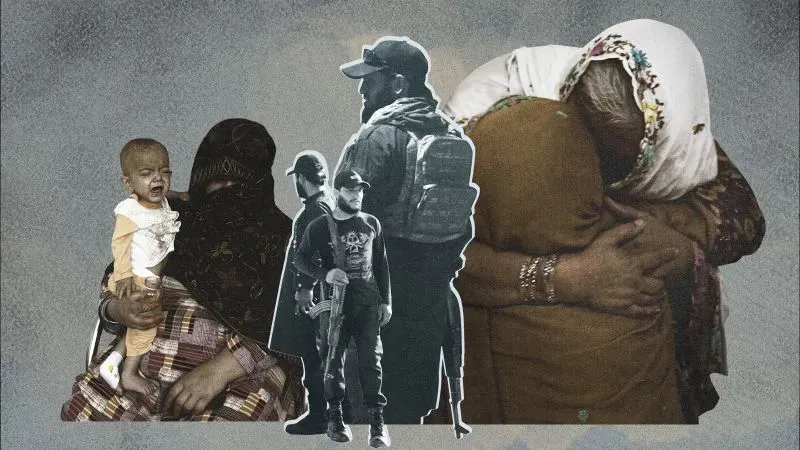 امرأة ترتدي ثوبًا زهريًا تحمل طفلًا مريضًا في جناح مستشفى، بينما تتجمع عائلات أخرى حولهم في مشهد يعكس معاناة سوء التغذية في أفغانستان.