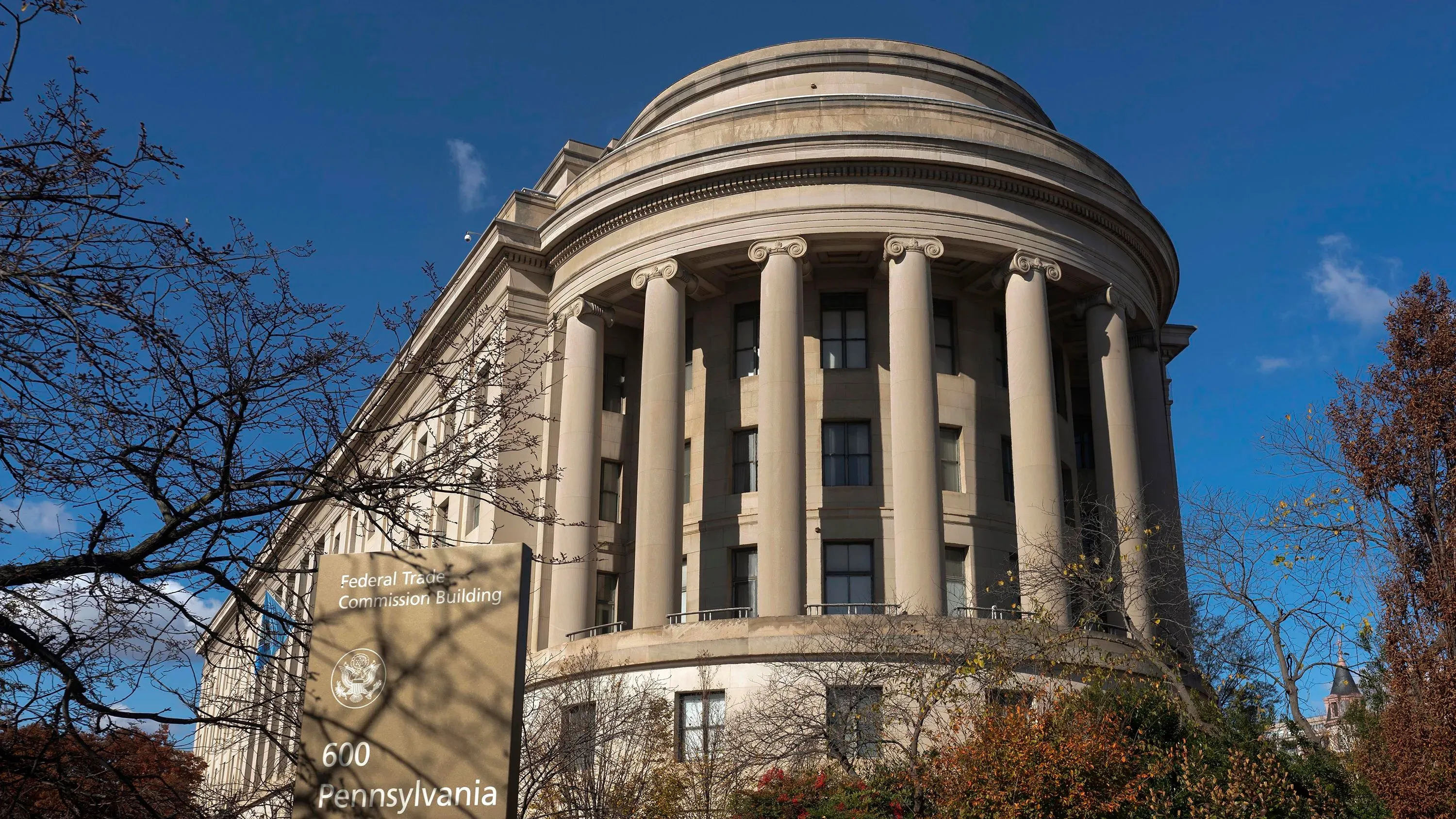 مبنى لجنة التجارة الفيدرالية في واشنطن، يظهر الأعمدة الكلاسيكية واللافتة، يعكس دورها في مراجعة سياسات الاندماج.