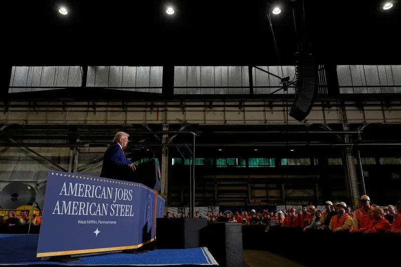 ترامب يتحدث في مصنع للصلب بولاية بنسلفانيا، حيث أعلن عن زيادة التعريفات الجمركية على الصلب إلى 50%، وسط جمهور من العمال.