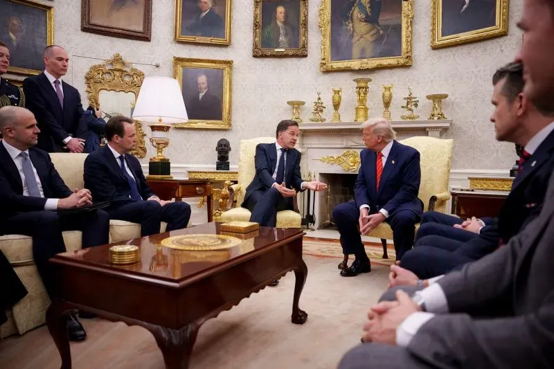 اجتماع في المكتب البيضاوي بين الرئيس الأمريكي دونالد ترامب ومساعديه، حيث يناقشون قضايا العلاقات الأمريكية الأوروبية.