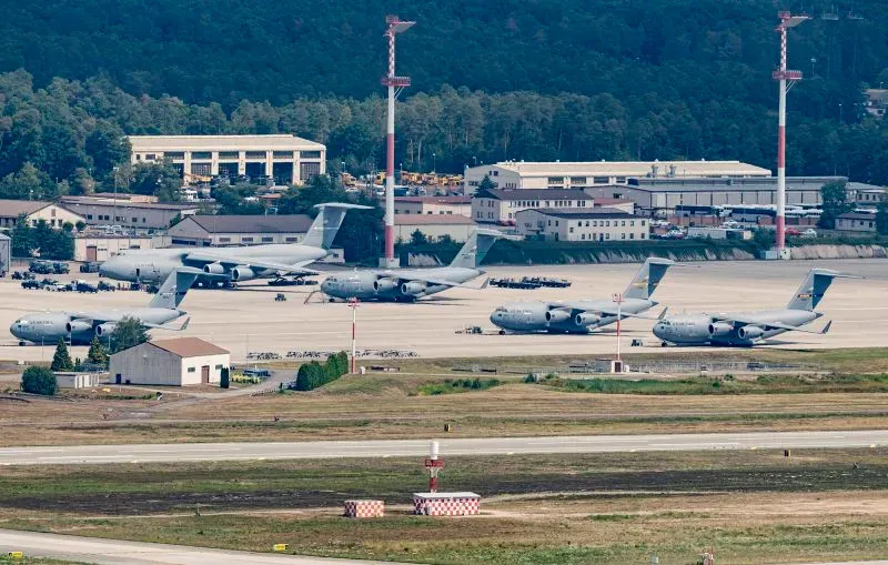 طائرات عسكرية أمريكية متوقفة في قاعدة جوية أوروبية، تعكس التوترات حول الإنفاق الدفاعي والعلاقات بين الولايات المتحدة وأوروبا.