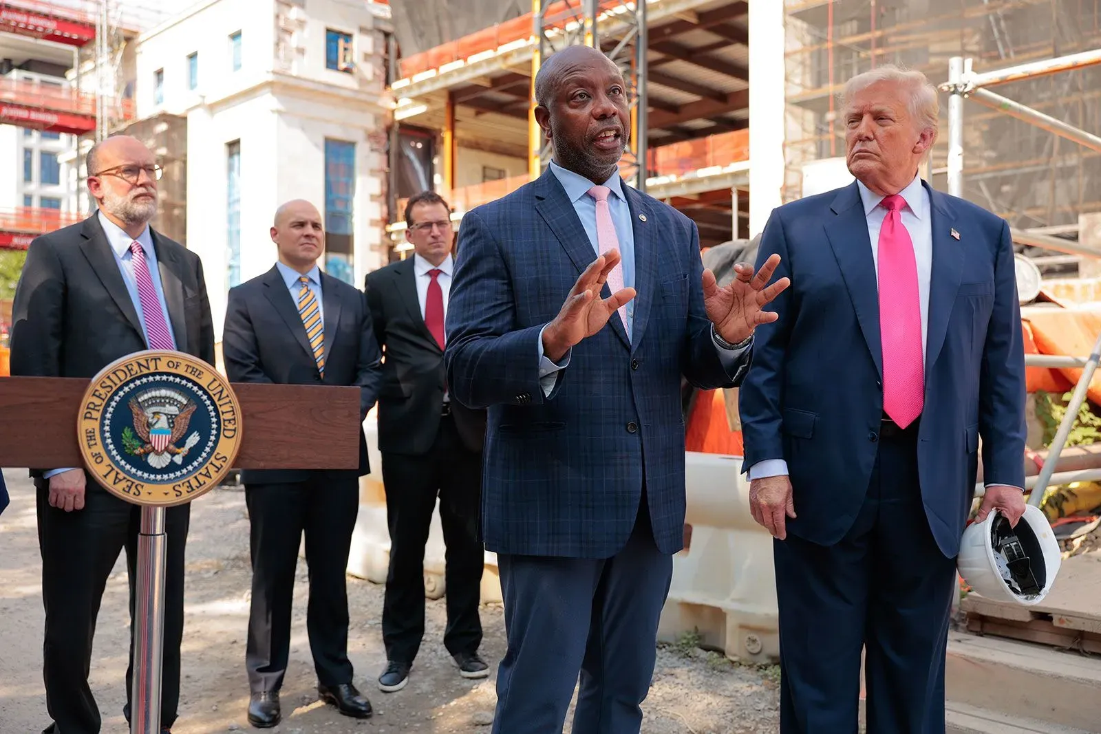 ترامب يقف مع مسؤولين آخرين أثناء جولة في تجديدات مجلس الاحتياطي الفيدرالي، مع التركيز على التحديات الاقتصادية والضغط على أسعار الفائدة.