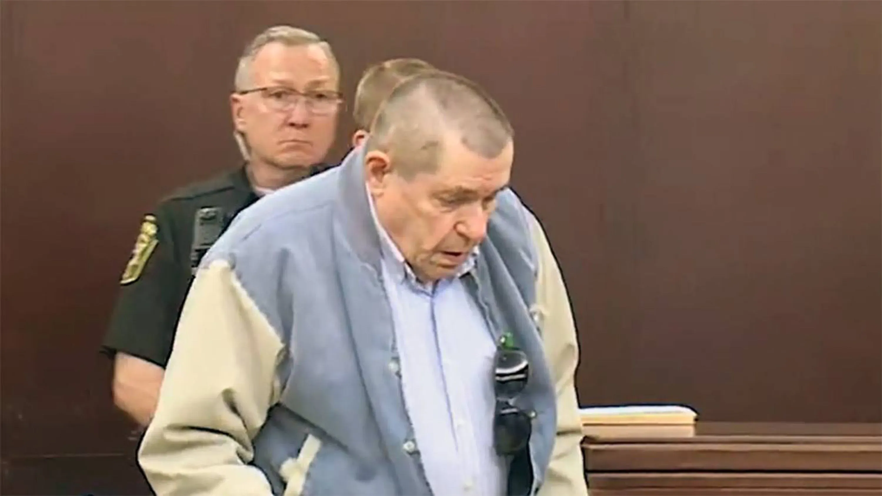 رجل مسن يدخل قاعة المحكمة، حيث كان قد أقر بالذنب في قضية إطلاق نار على شاب، مما أثار جدلاً حول العنف والعرق في الولايات المتحدة.