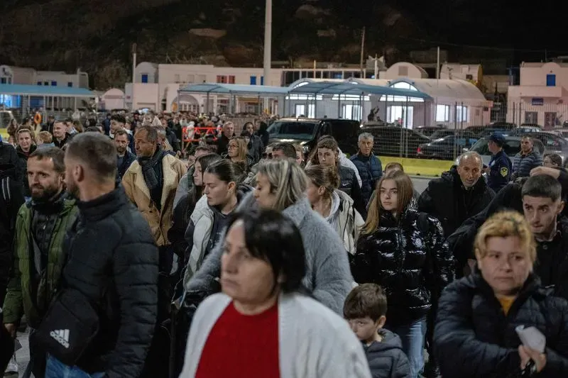 مئات الأشخاص ينتظرون في ميناء سانتوريني لركوب العبّارات إلى أثينا، وسط زلازل متكررة تهدد الجزيرة.