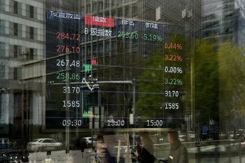 شاشة تعرض بيانات سوق الأسهم الصينية مع مؤشرات الأداء ونسب التغير، تعكس تأثير الحرب التجارية مع الولايات المتحدة.