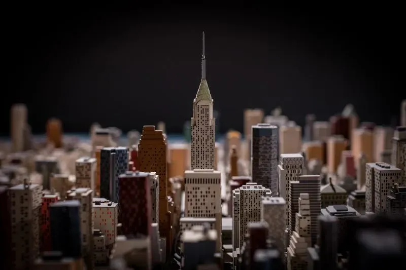مجسم دقيق لمبنى إمباير ستيت وسط مجموعة من المباني المصغرة، يعكس تفاصيل مدينة نيويورك في نموذج البانوراما بالمتحف.