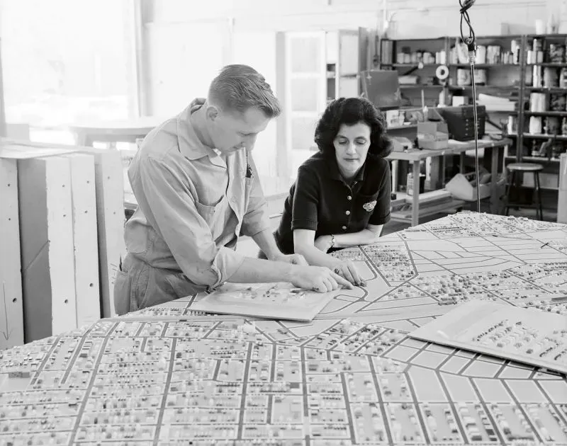 فريق من المهندسين يعمل على تصميم نموذج البانوراما لمدينة نيويورك، مع التركيز على التفاصيل المعمارية الدقيقة.