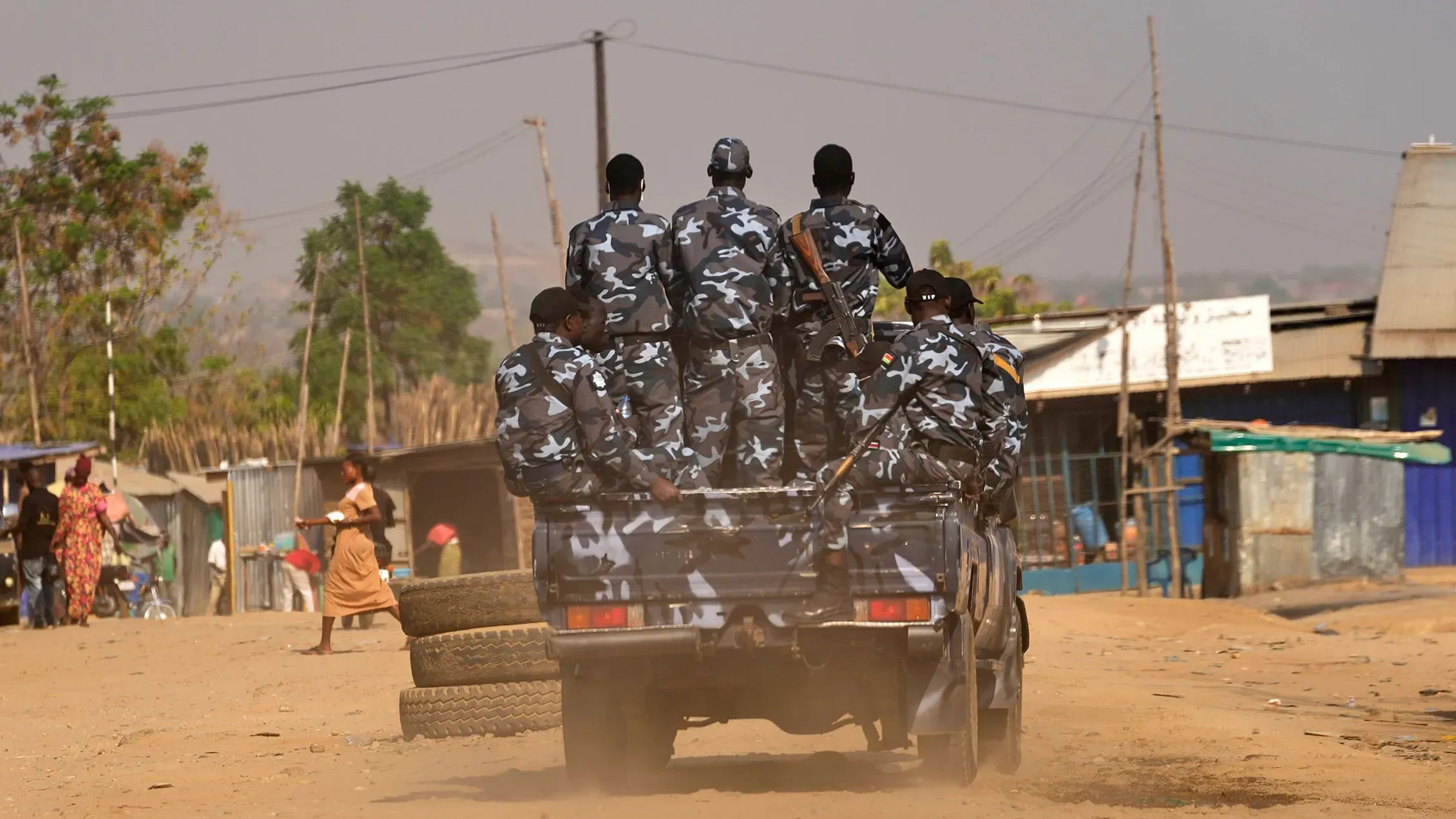 جنود يرتدون زيًا عسكريًا يركبون شاحنة في شوارع جنوب السودان، وسط مخاوف من تصاعد التوترات السياسية والأمنية.