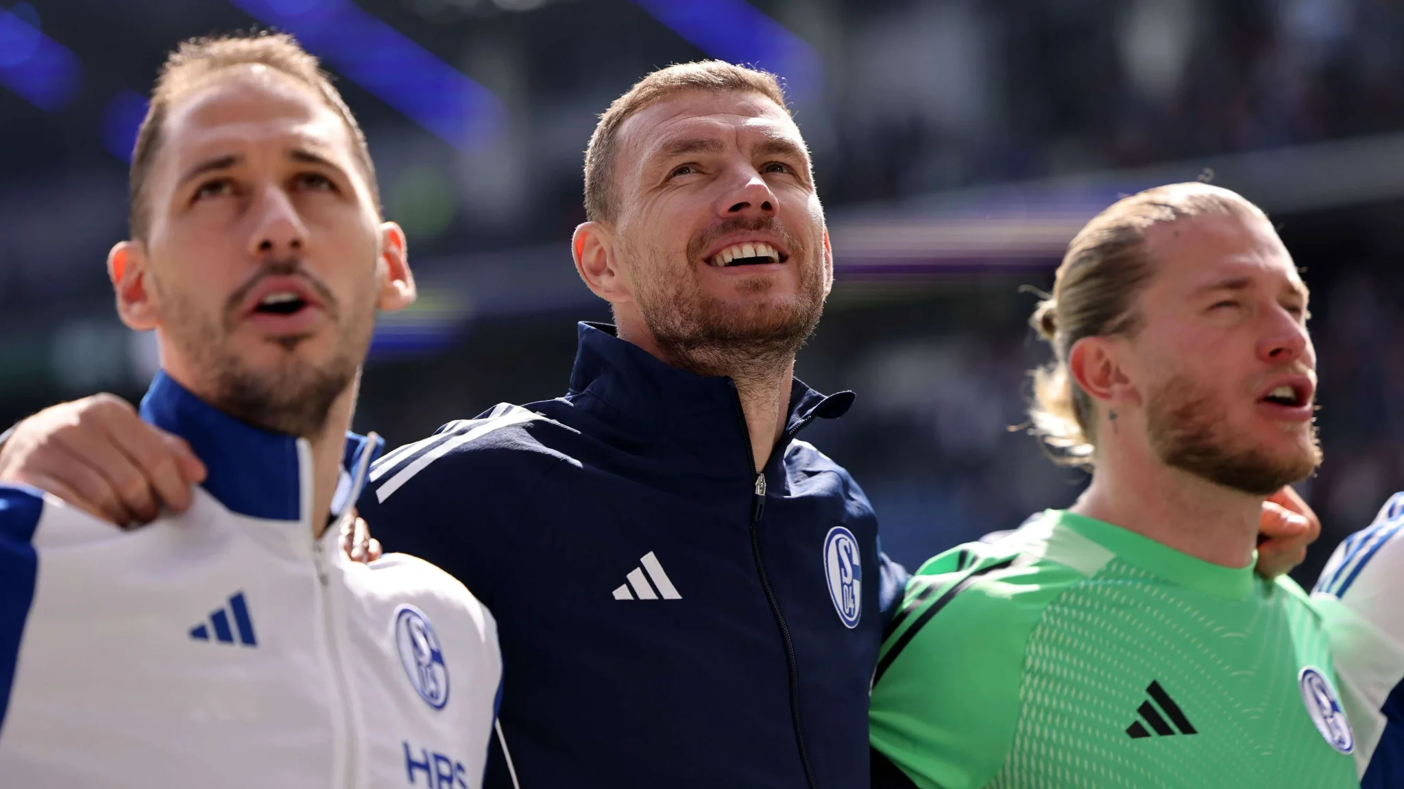 لوريس كاريوس مع زملائه في شالكه 04 خلال مباراة ودية، يعكس عودته للملاعب بعد معاناته النفسية وإعارته السابقة.