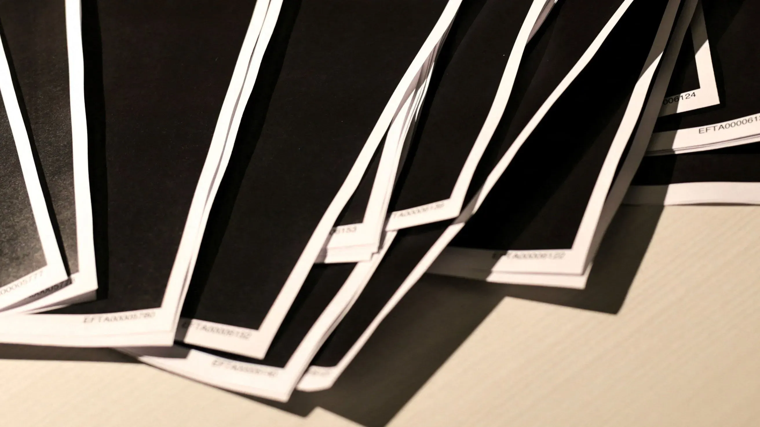 مجموعة من الملفات السوداء المكدسة، تشير إلى الوثائق المتعلقة بقضية جيفري إبشتاين، والتي تم الإفراج عنها مؤخرًا.