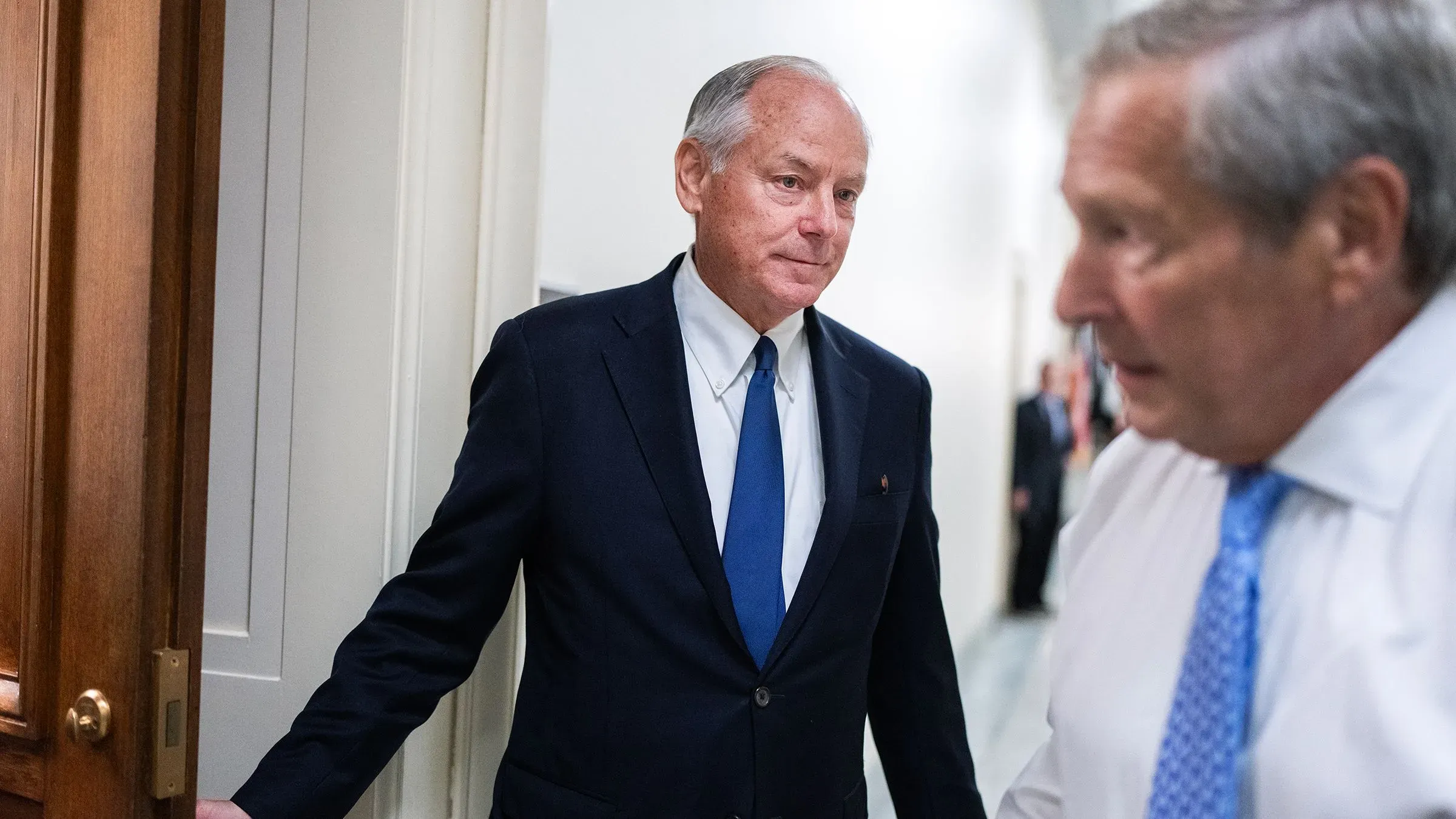 مستشار بايدن السابق ستيف ريتشيتي يغادر قاعة الشهادات في مجلس النواب، حيث يدلي بشهادته حول صحة الرئيس واتهامات التغطية.