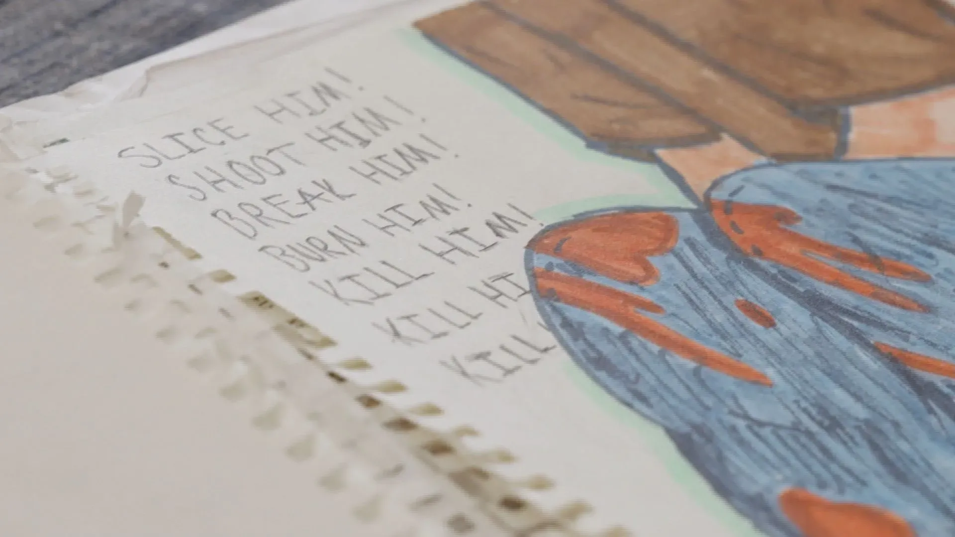 رسمة تظهر شخصاً جالساً مع عبارات تحث على العنف مكتوبة بخط اليد، تعكس تأثير الثقافة الفرعية المقلقة على الشباب.