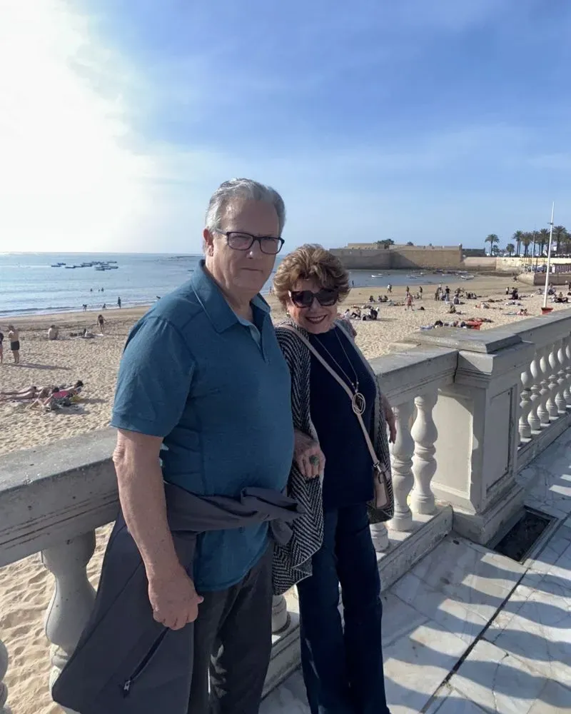 صورة لكارين نوفو ووالدها على كورنيش بالقرب من الشاطئ، حيث يستمتعان بأشعة الشمس ويخططان للانتقال إلى إسبانيا.