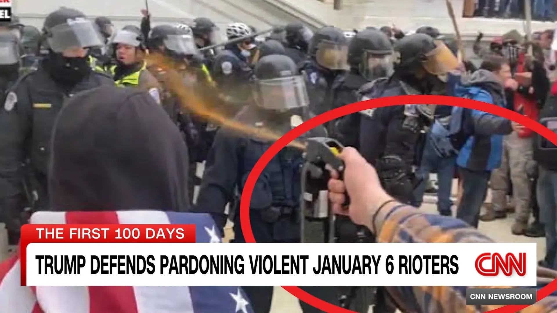 مشهد من الهجوم على الكابيتول الأمريكي في 6 يناير 2021، يظهر مثيري الشغب وشرطة مكافحة الشغب في حالة مواجهة.