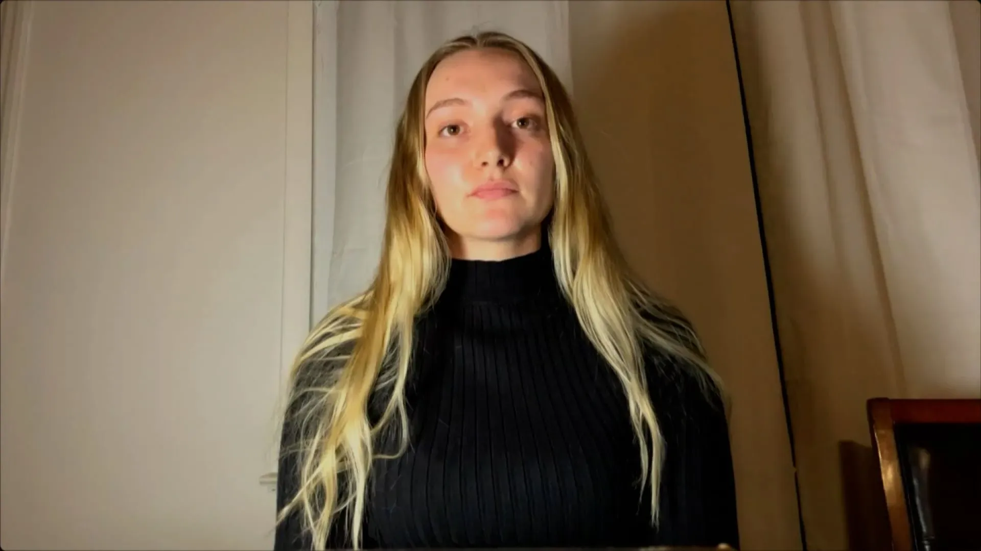 موظفة سابقة في دائرة الغابات الأمريكية تعبر عن ندمها على التصويت لترامب بعد فصلها من عملها، معبرة عن آمالها في تحسين الاقتصاد.