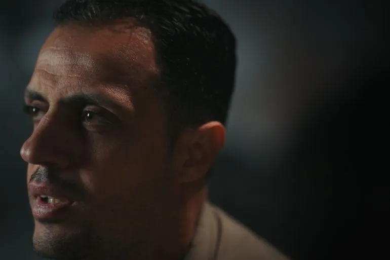 شهادة محمد البكري حول الاعتداءات الجنسية التي تعرض لها أثناء احتجازه، مع التركيز على تفاصيل مؤلمة من تجربته.