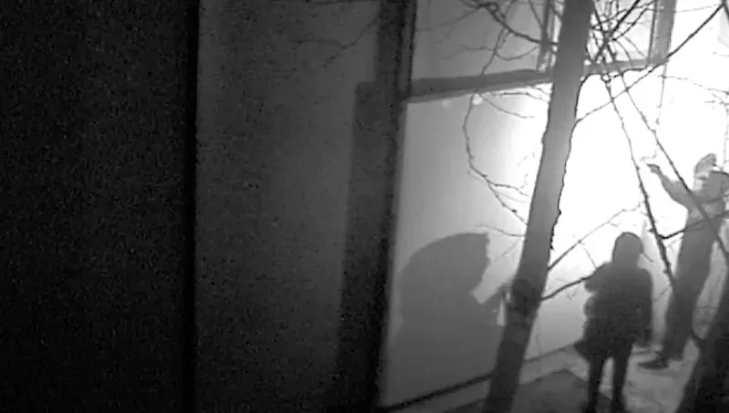 صورة غير واضحة توضح لحظة اقتحام لصوص لمتحف درينتس بينما يستخدمون المتفجرات، مما أدى إلى سرقة قطع أثرية قديمة.