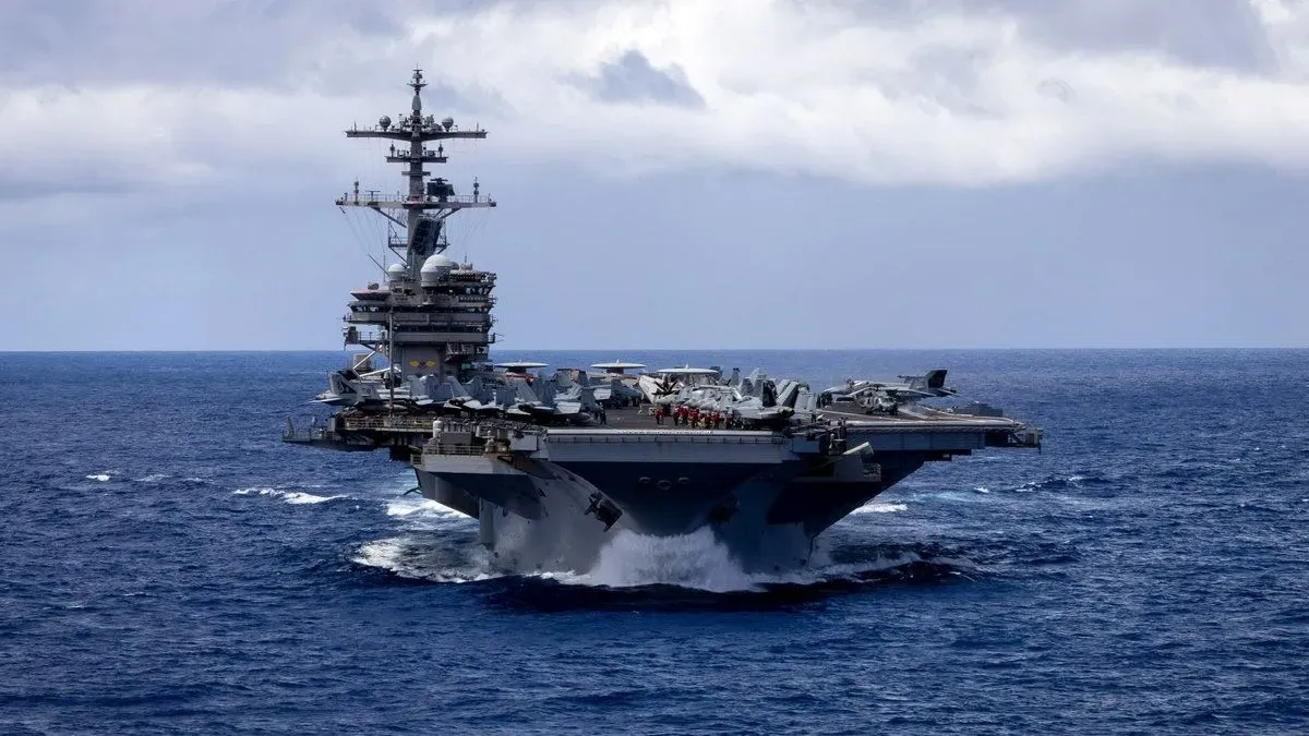 حاملة الطائرات USS George H.W. Bush تبحر في البحر، تحمل أكثر من 80 طائرة، وتعتبر من أحدث حاملات الطائرات الأمريكية في المنطقة.