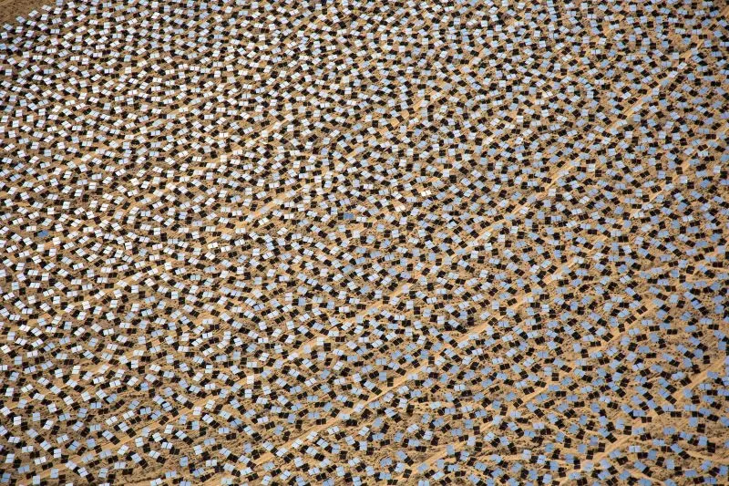 محطة إيفانباه للطاقة الشمسية في صحراء موهافي، مع آلاف المرايا التي تركز أشعة الشمس على ثلاثة أبراج، تمثل تكنولوجيا الطاقة الشمسية المركزة.