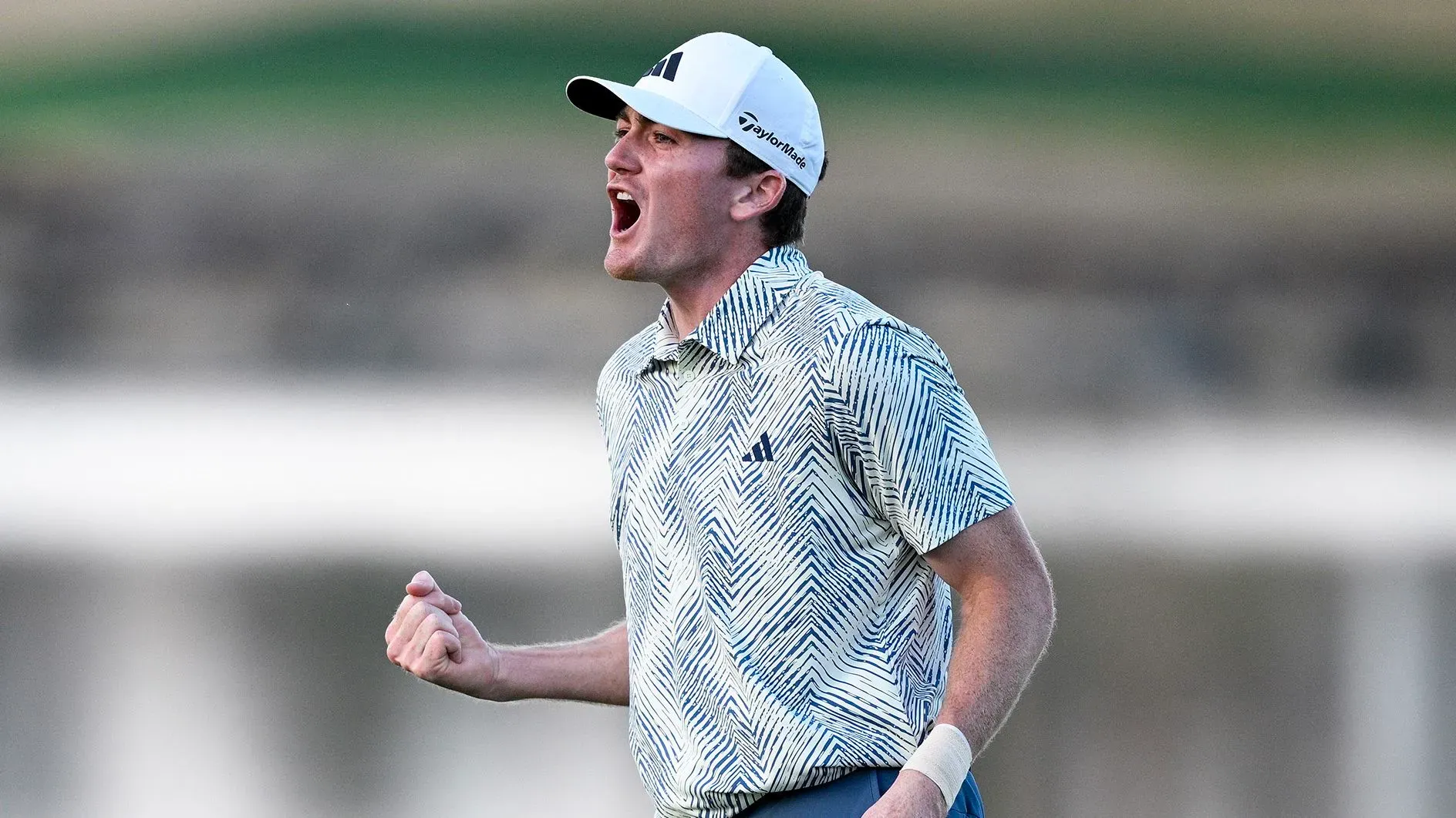 نيك دنلاب يحتفل بفوزه في بطولة الغولف، معبرًا عن فرحته بعد تحقيق إنجاز تاريخي كأصغر بطل منذ 90 عامًا.