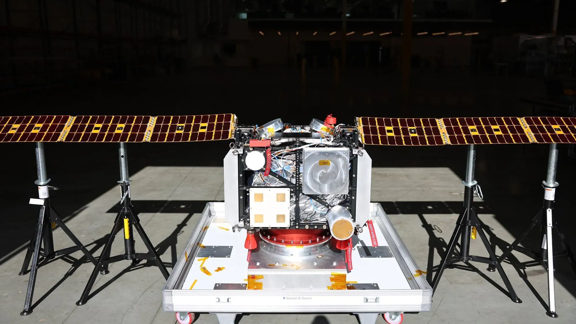 مركبة أودين الفضائية من شركة أستروفورج، مزودة بألواح شمسية، تستعد لمهمتها لاستكشاف كويكب غني بالبلاتين.