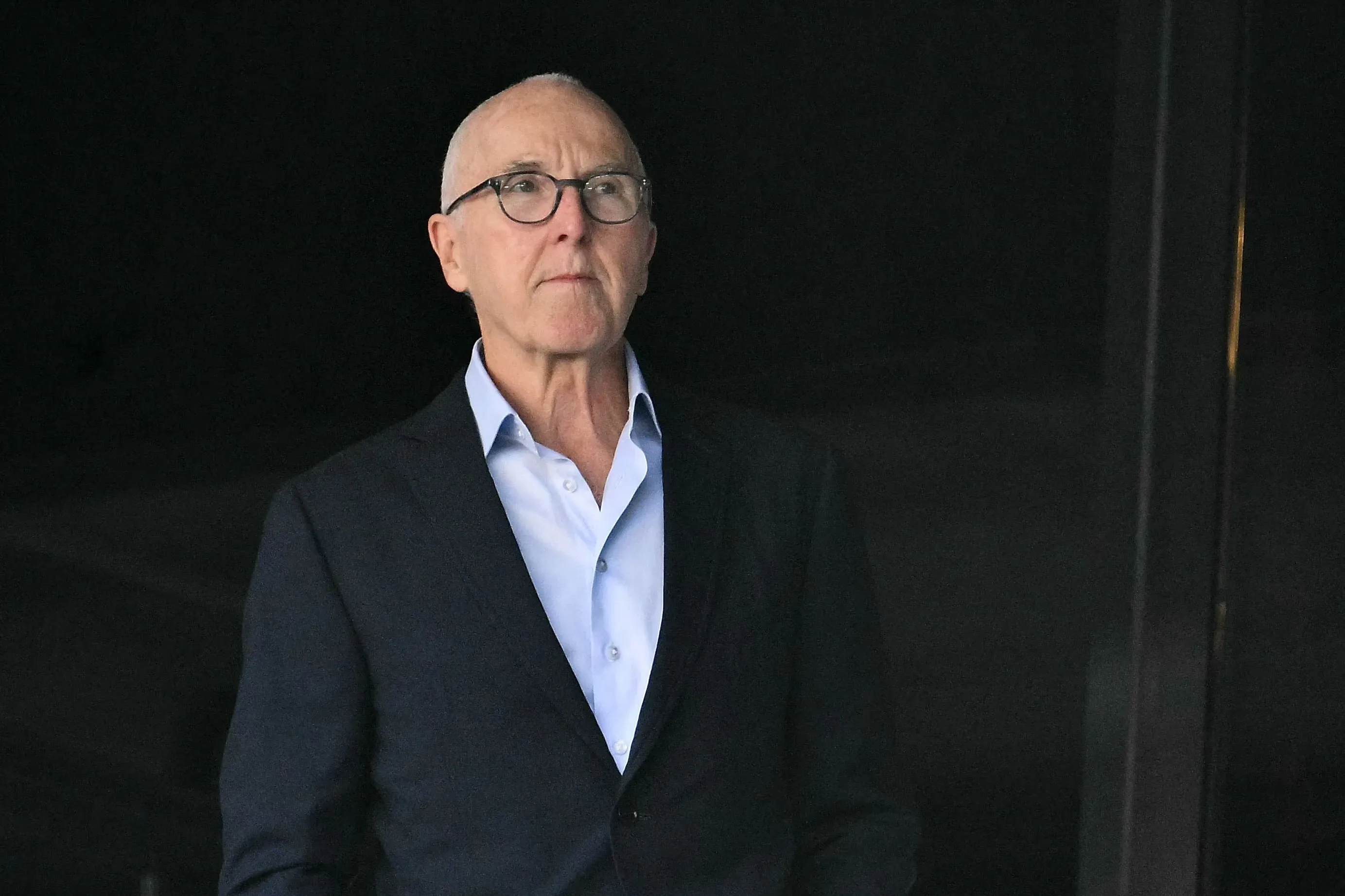 فرانك ماكورت، المستثمر الملياردير، يقف في ملابس رسمية، معبرًا عن اهتمامه بمسألة شراء TikTok وتأثيرها على بيانات المستخدمين.