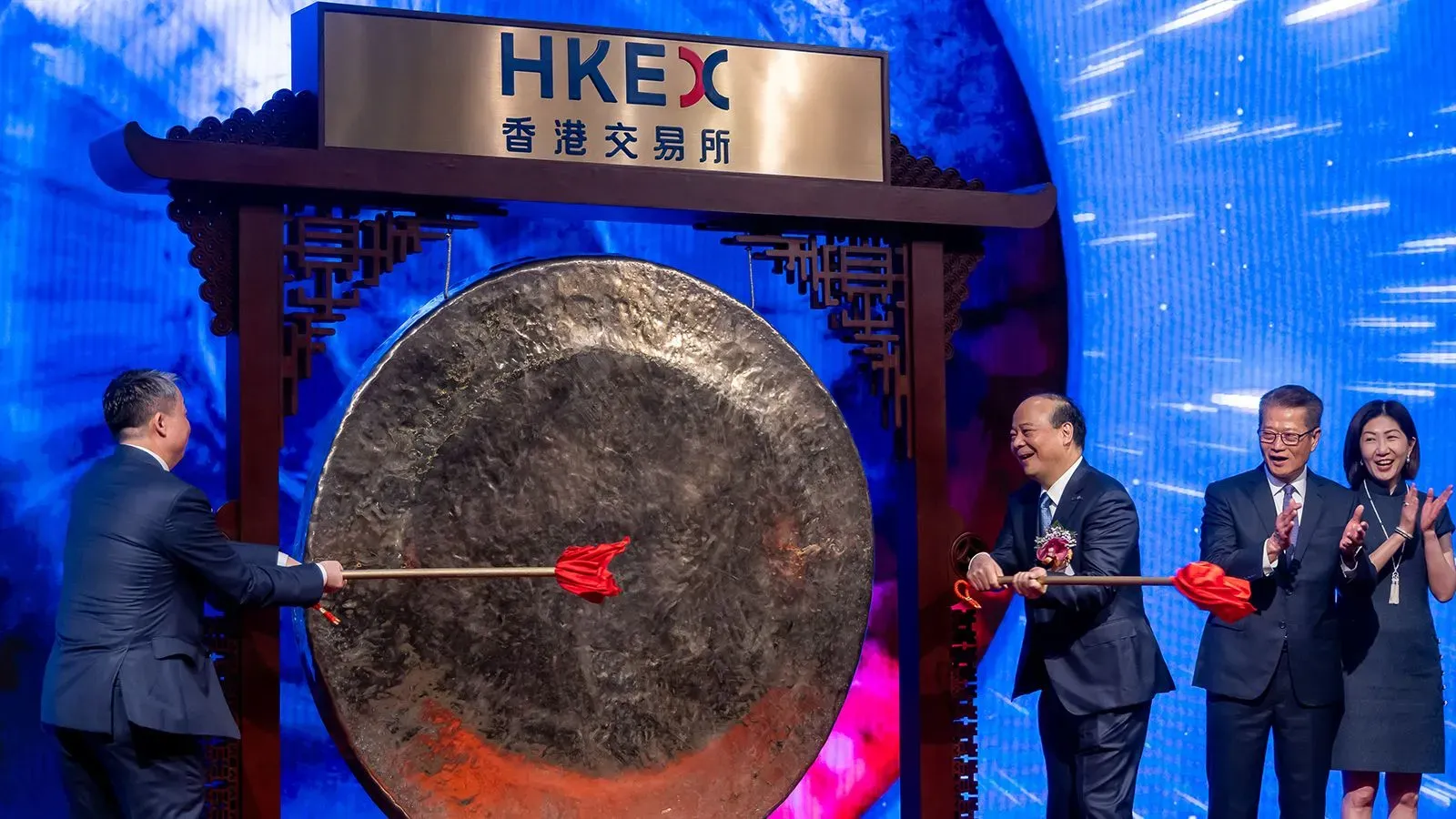 حفل إدراج شركة CATL في بورصة هونغ كونغ، حيث يضرب أحد المسؤولين الجرس احتفالاً بارتفاع أسهم الشركة في السوق.