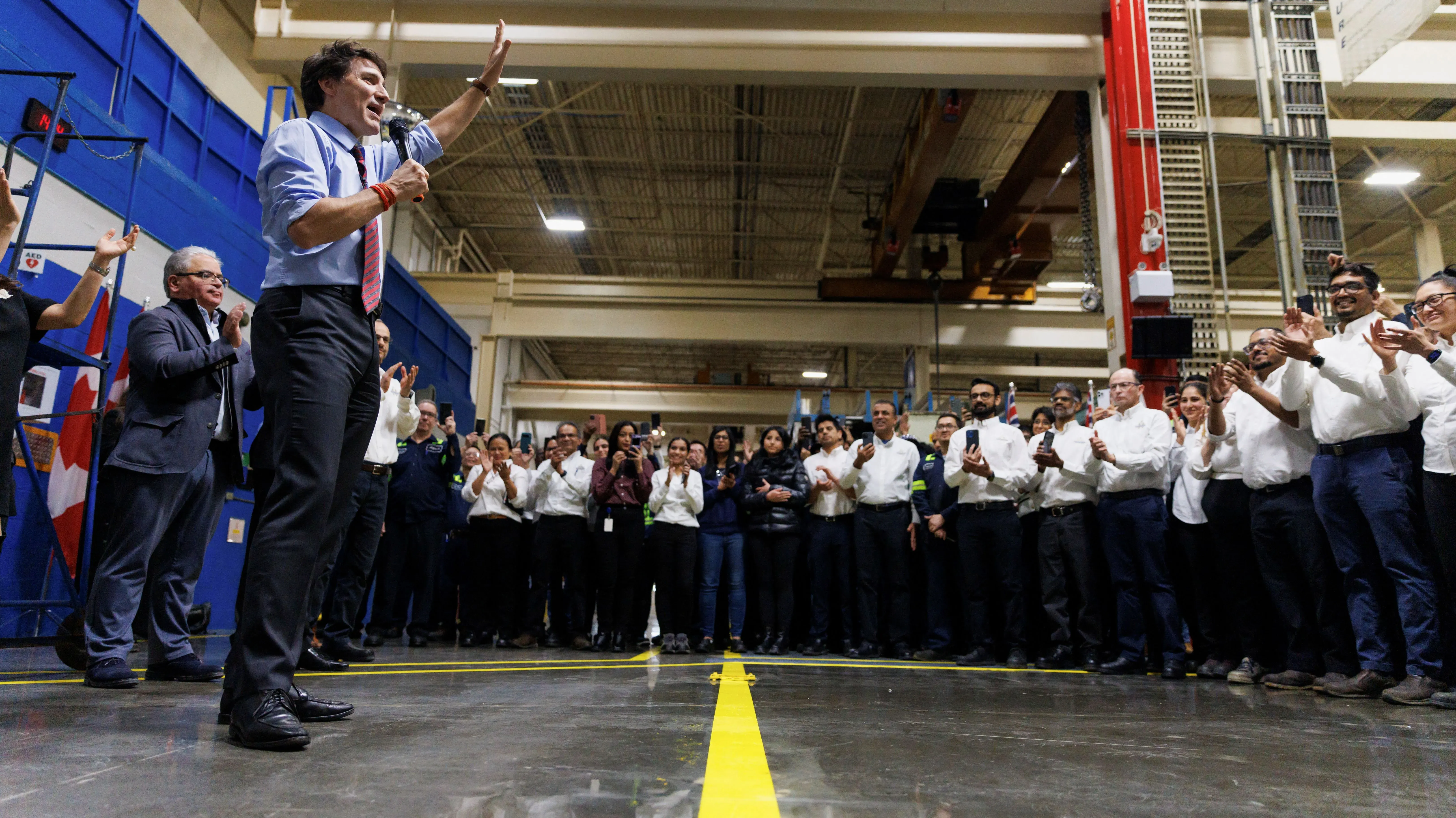 جاستن ترودو يتحدث أمام موظفي شركة مارتينريا في مصنعها بأونتاريو، مع تصفيق الحضور ودعمهم أثناء مناقشة الرسوم الجمركية.