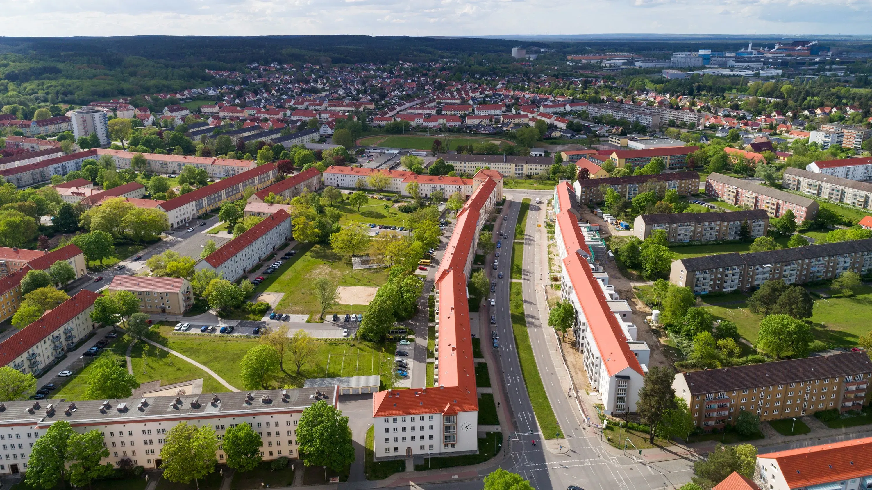 منظر جوي لمدينة آيزنهوتنشتات في شرق ألمانيا، يظهر المباني السكنية والمناطق الخضراء، مع التركيز على التخطيط العمراني الفريد.