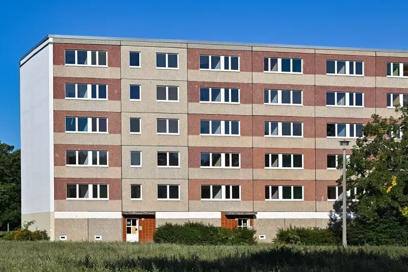 مبنى سكني في آيزنهوتنشتات، ألمانيا، يتميز بتصميمه المعماري البسيط، وهو جزء من جهود جذب سكان جدد للمدينة.