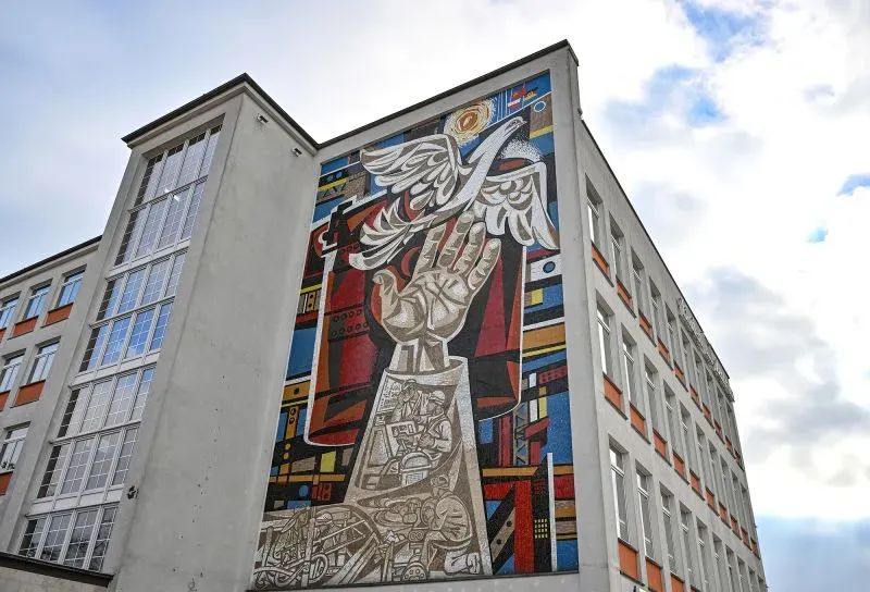 جدارية فنية تظهر يدًا ترفع حمامة، تعكس روح الأمل والتجديد في أيزنهوتنشتات، المدينة التي تسعى لجذب سكان جدد.