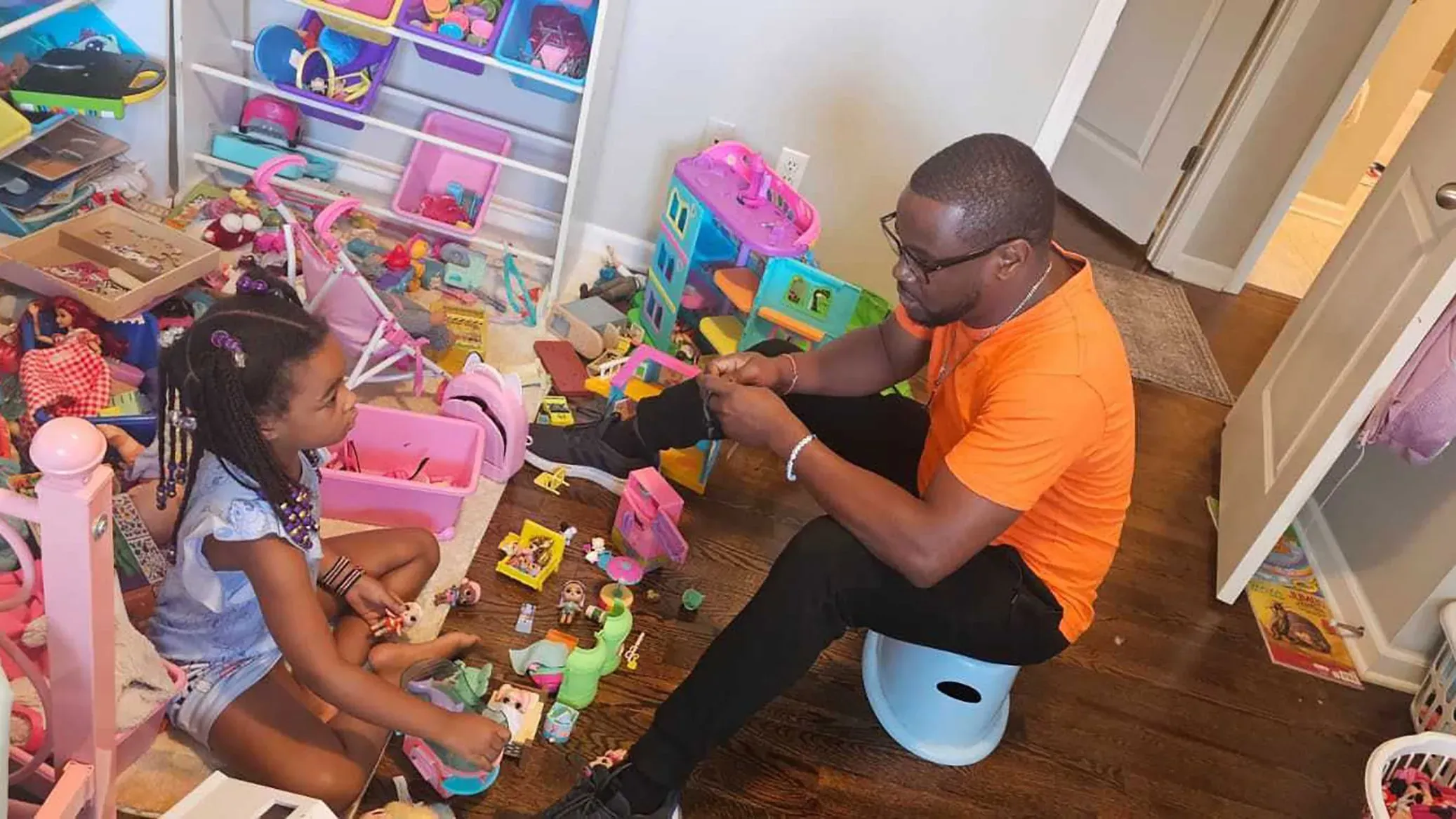 جلس والد مع ابنته في غرفة مليئة بالألعاب، حيث يتشاركان لحظة وداع مؤثرة قبل مغادرته إلى كينيا.