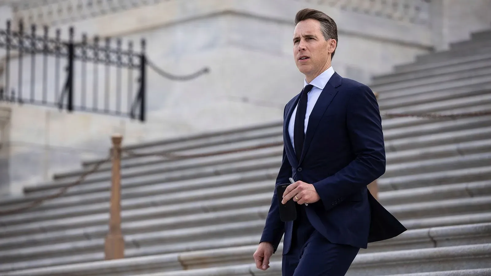 السيناتور الجمهوري جوش هاولي يسير على الدرجات أمام مبنى الكونغرس، حيث يقود جهود رفع الحد الأدنى الفيدرالي للأجور إلى 15 دولارًا في الساعة.