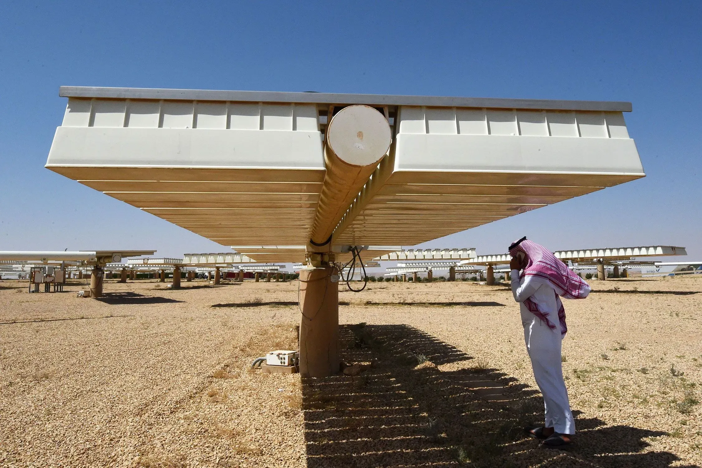 مزارع الطاقة الشمسية في الشعيبة 2، السعودية، تظهر صفوف الألواح الشمسية اللامعة تحت أشعة الشمس، تعكس التحول نحو الطاقة المتجددة.