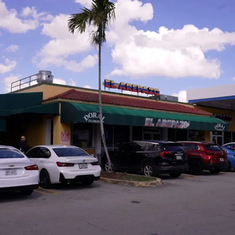 مطعم El Arepazo في دورال، فلوريدا، حيث يتجمع الفنزويليون للاحتفال بتراثهم ومناقشة قضايا الهجرة.