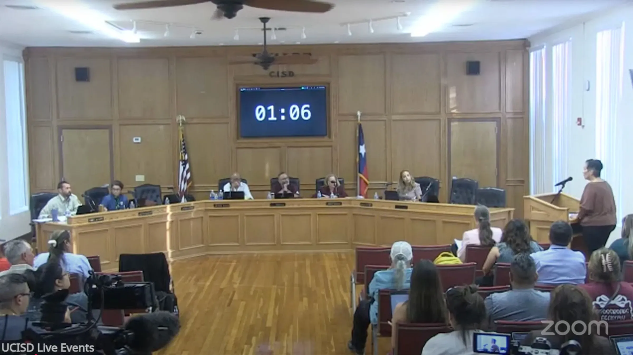 اجتماع مجلس إدارة منطقة مدارس أوفالدي، حيث يناقش المسؤولون مسألة شفافية المعلومات المتعلقة بمذبحة المدرسة، مع ظهور الحضور العاطفي.