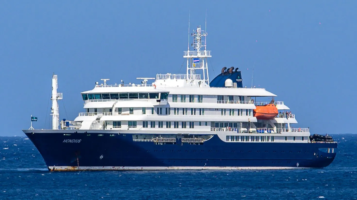 سفينة MV Hondius السياحية راسية في ميناء براييا، الرأس الأخضر، بعد تسجيل حالات إصابة بفيروس الهانتا بين الركاب.