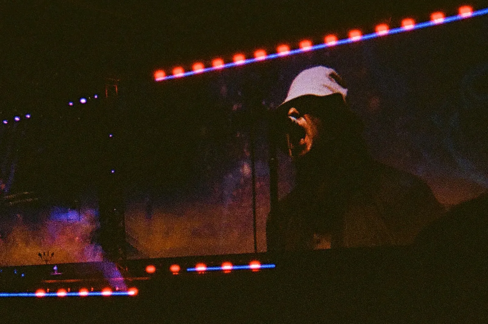 ليام غالاغر يغني أمام حشد كبير في ملعب ويمبلي، حيث يستعيد ذكريات فرقة Oasis ويحتفل بعودتهم بعد سنوات من الانفصال.