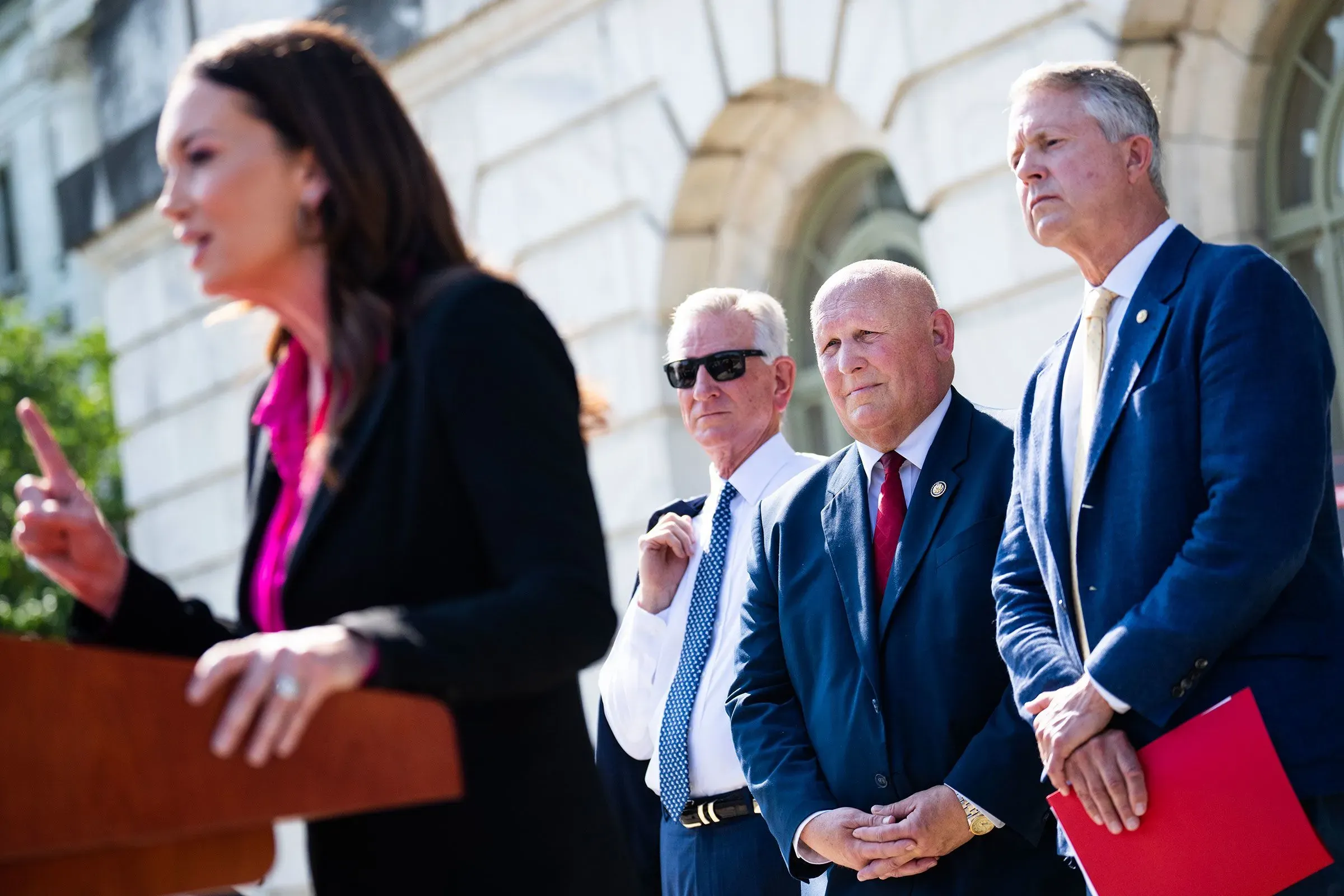 اجتماع مسؤولين حكوميين في واشنطن لمناقشة أزمة المزارعين، مع التركيز على التحديات الاقتصادية وتأثير الحروب التجارية.