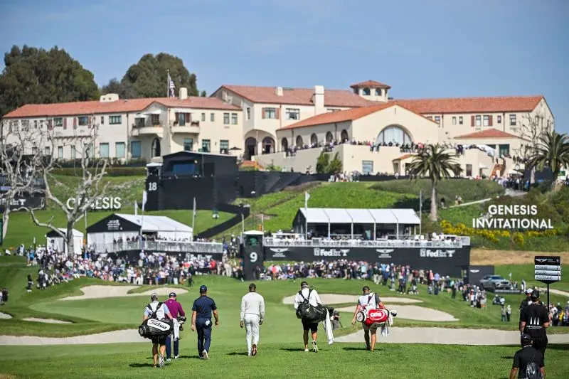 لاعبو جولف يسيرون نحو ملعب جينيسيس إنفيتيشنال، مع خلفية النادي والمشجعين في لوس أنجلوس، وسط أجواء احتفالية.