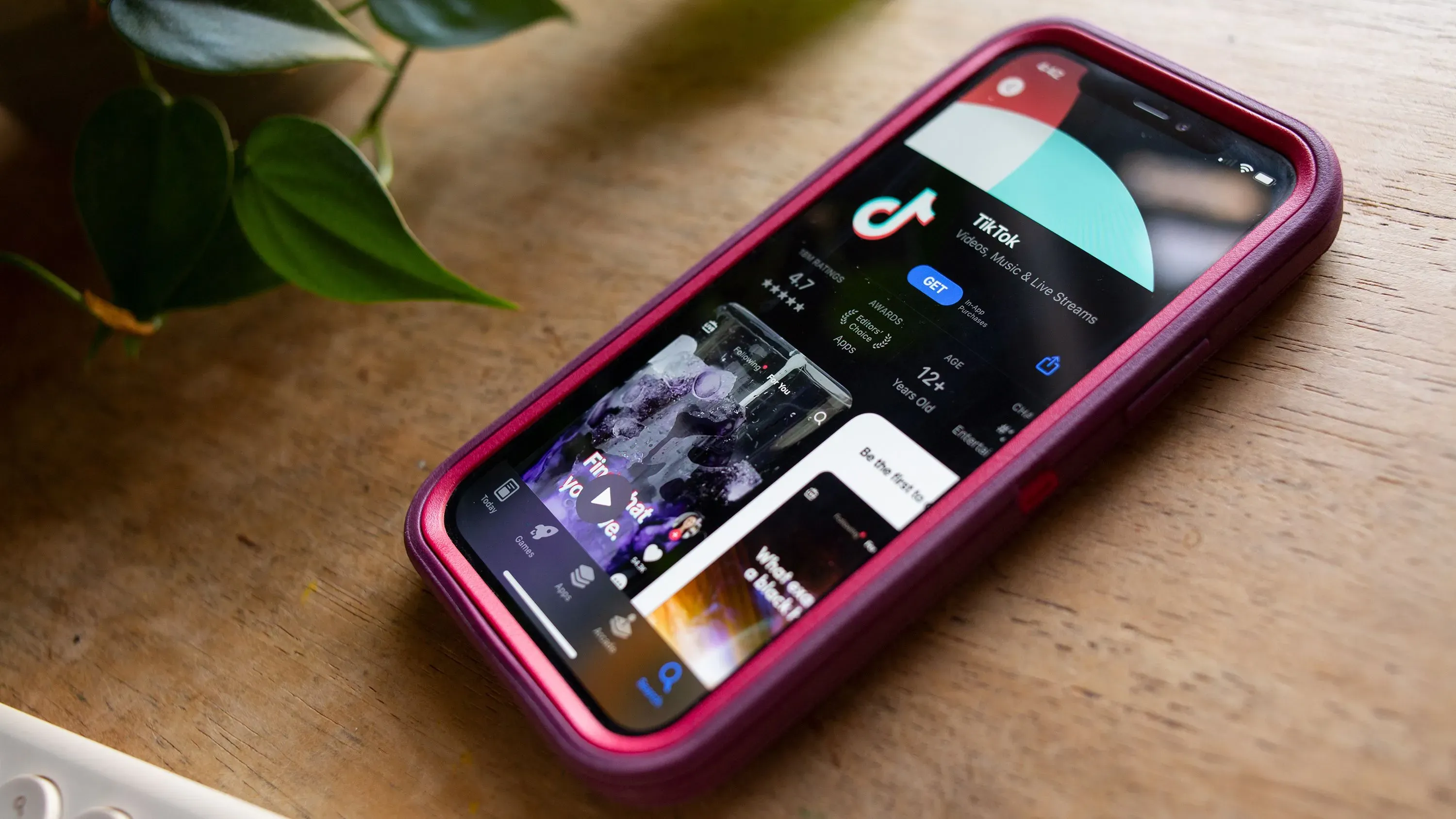 تطبيق تيك توك مفتوح على هاتف ذكي، يظهر واجهته مع أيقونة التطبيق، مما يعكس التطورات الأخيرة في صفقة استحواذه في الولايات المتحدة.