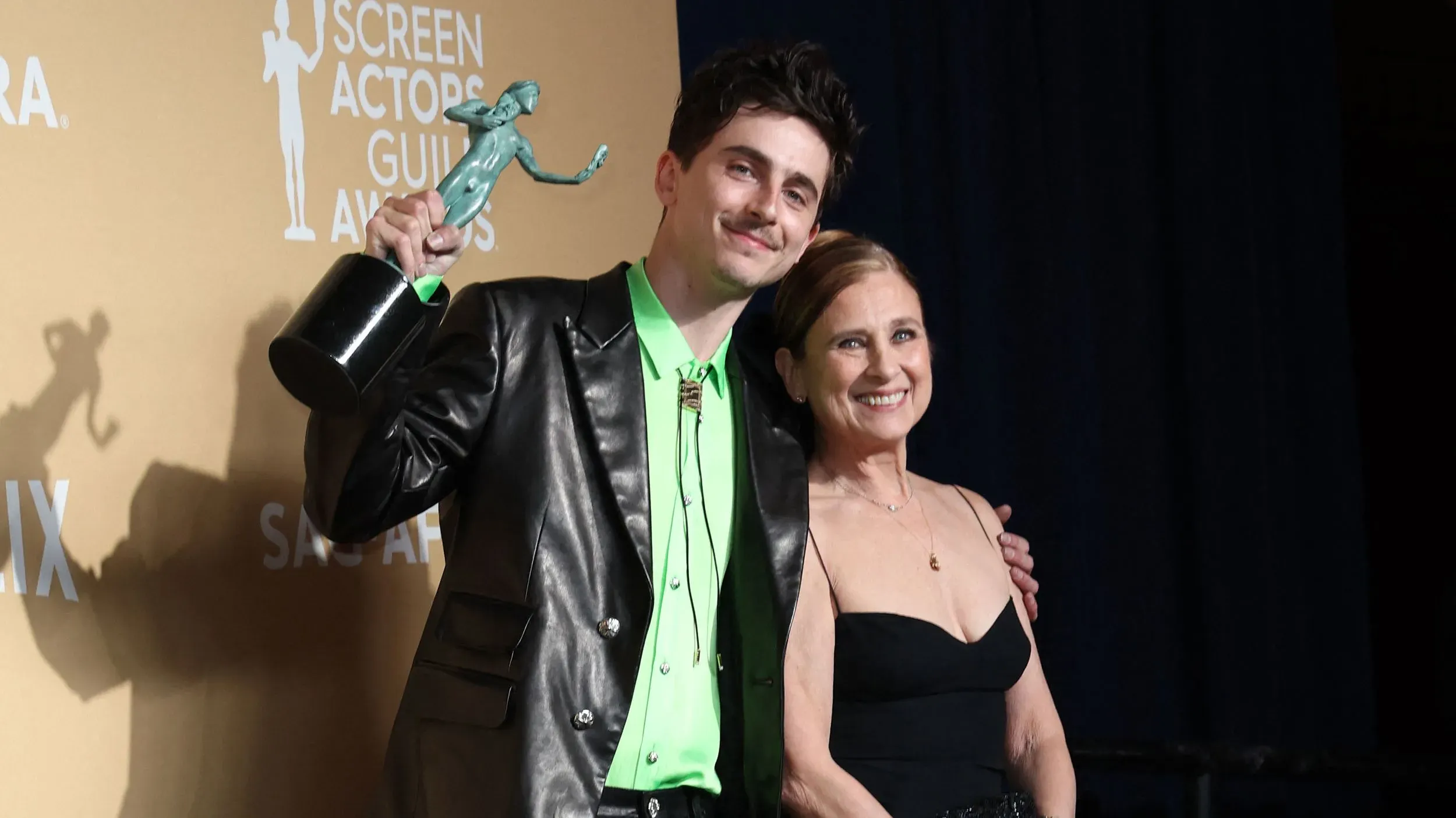 تيموثي شالاميت يحمل جائزة SAG بجانب والدته نيكول فليندر، التي تتمتع بخبرة في العقارات والفنون، خلال حفل توزيع الجوائز.