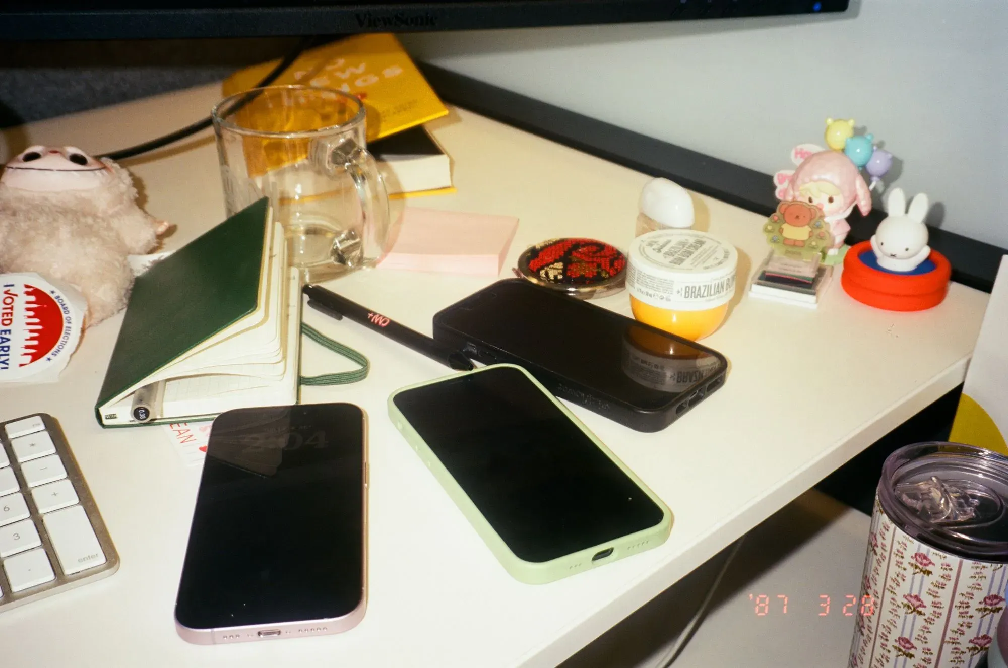 مجموعة من الأجهزة التناظرية والرقمية على مكتب، تشمل هواتف ذكية ودفتر ملاحظات وأدوات مكتبية، تعكس نمط الحياة التناظري المتزايد.