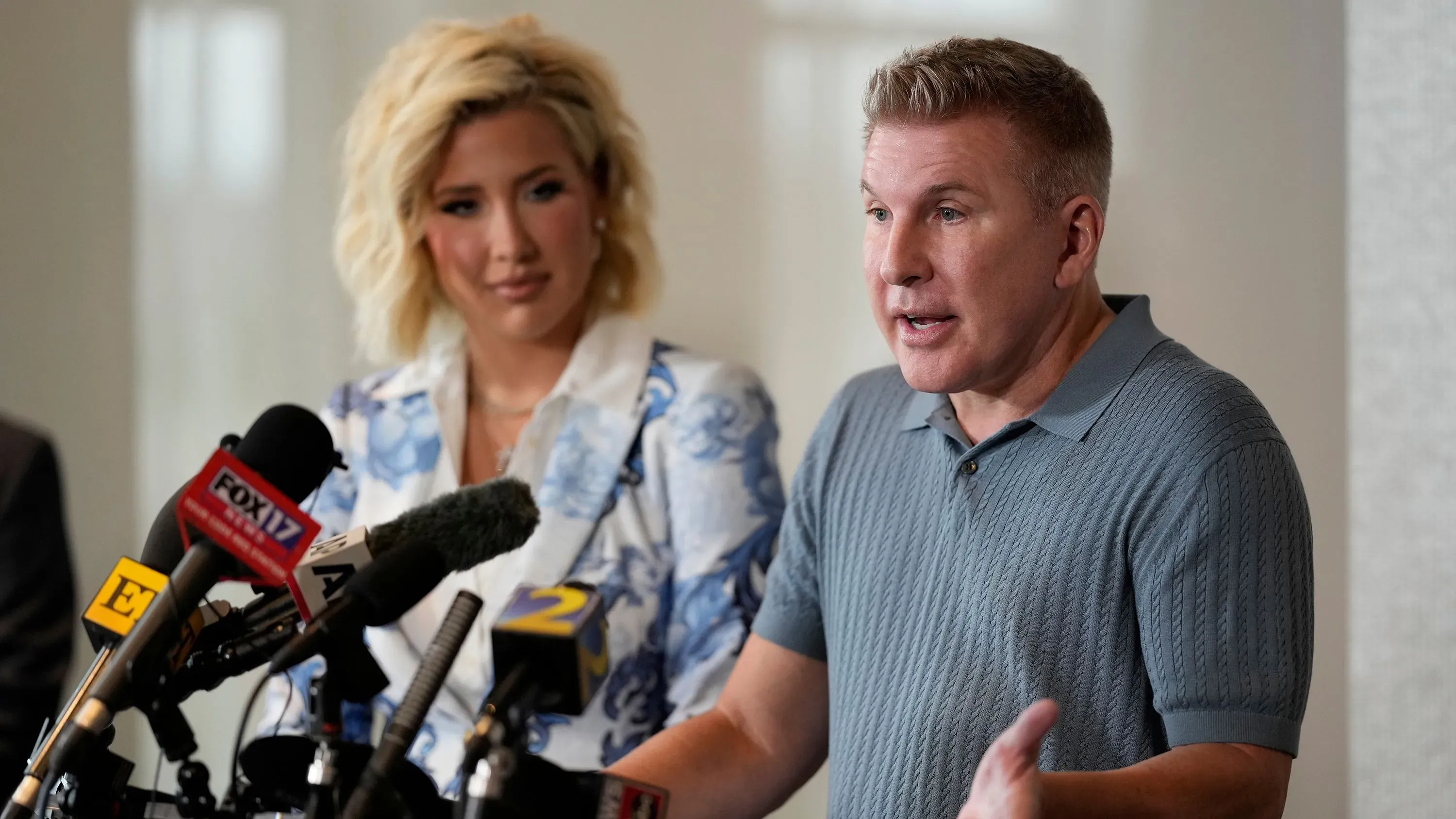 تود كريسلي وابنته سافانا يتحدثان خلال مؤتمر صحفي في ناشفيل بعد إطلاق سراحهما، مع التركيز على الإصلاح القضائي ودعمهما للرجال والنساء في السجون.