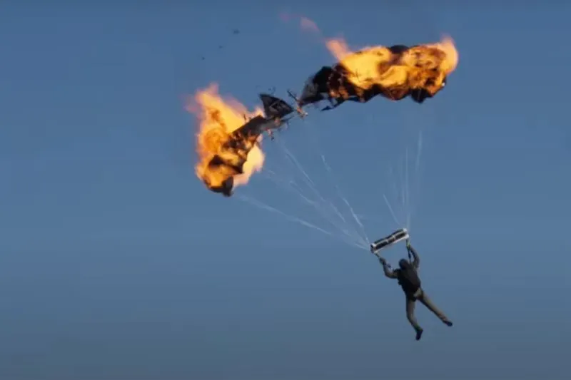 توم كروز يقوم بقفزة مظلية مشتعلة أثناء تصوير فيلم "Mission: Impossible - The Final Reckoning"، محققًا رقمًا قياسيًا جديدًا.