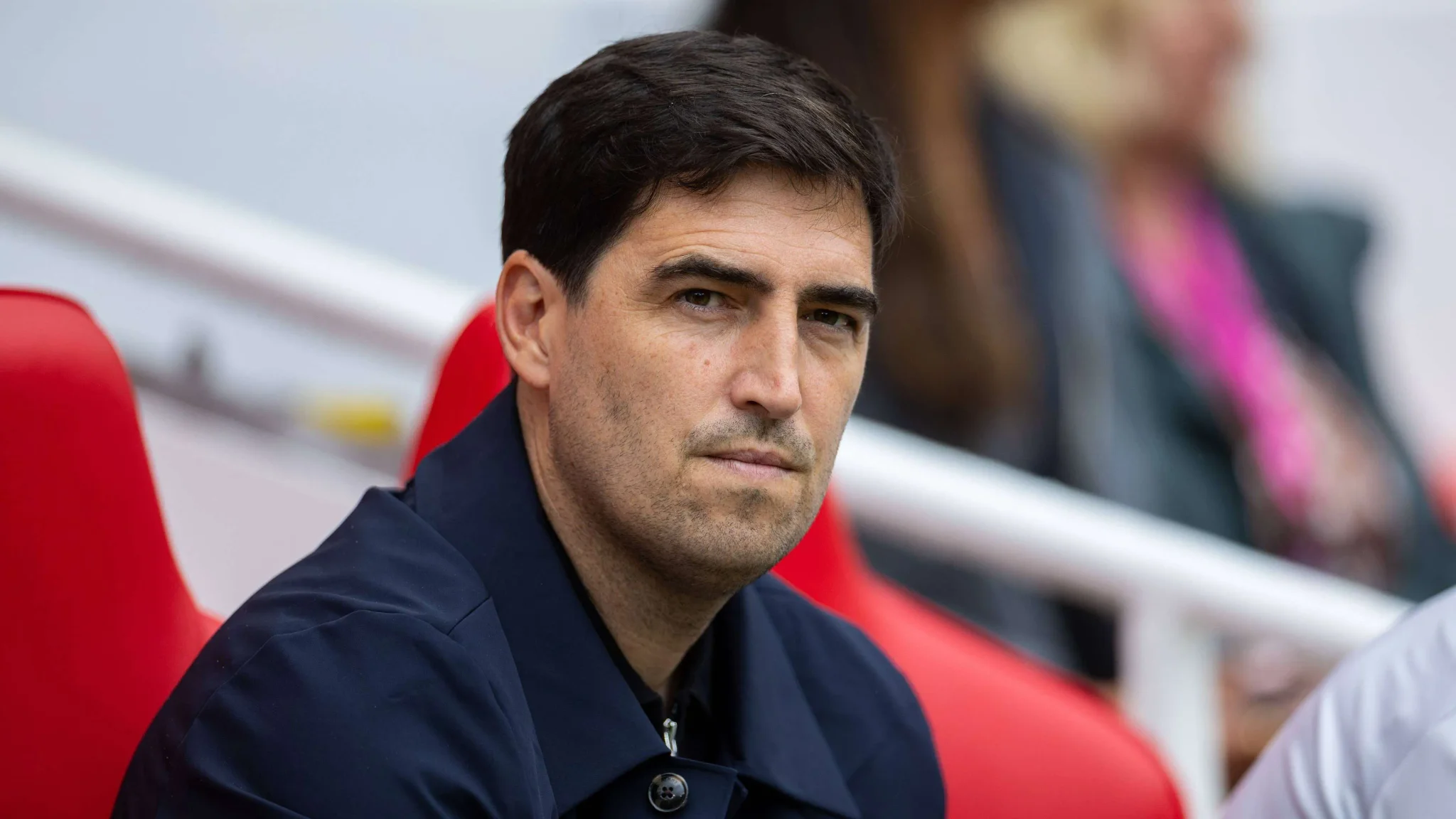 مدرب ليفربول إيرايولا يظهر بتركيز وقلق خلال مباراة تعادل الفريق 2-2 مع نوتنغهام فورست وسط انتقادات لافتقاره للشراسة في المنافسة.