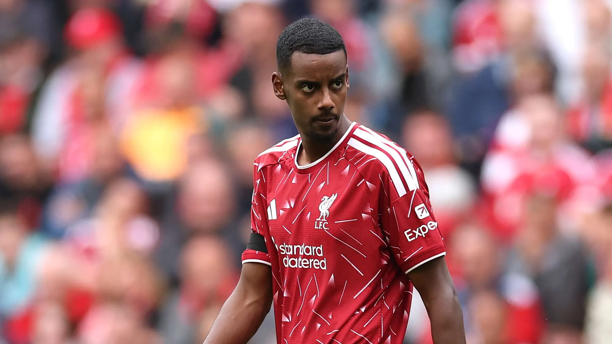 لاعب ليفربول يرتدي القميص الأحمر يعبّر عن التركيز والجدية خلال مباراة تعادل الفريق 2-2 مع نوتنغهام فورست في الدوري الإنجليزي.