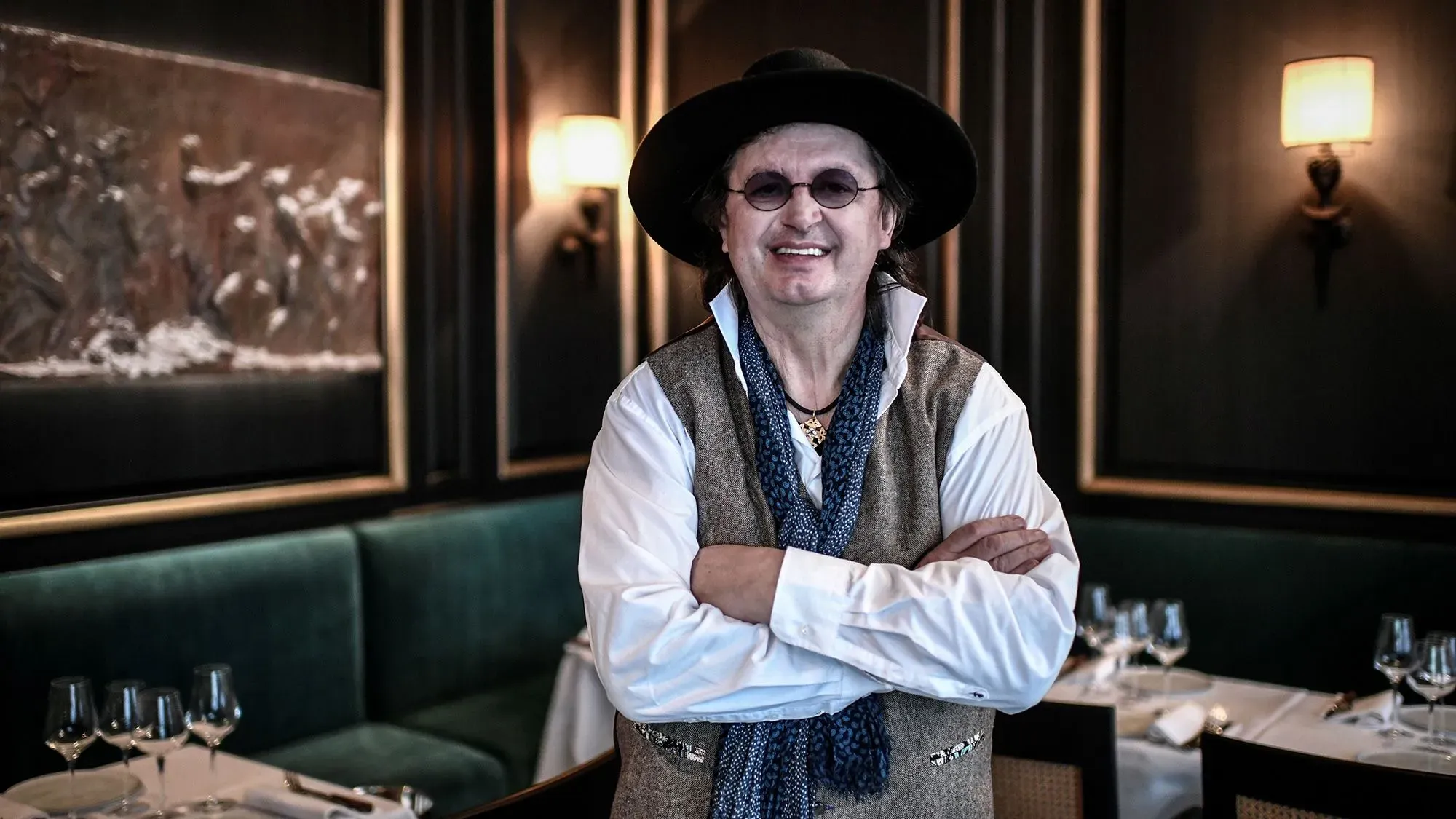 الشيف مارك فيرات في مطعمه الجديد "لو ريستورانت مارك فيرات" في ميجيف، حيث يقدم مأكولات عالية الدقة ويستضيف ضيوفه بشغف.